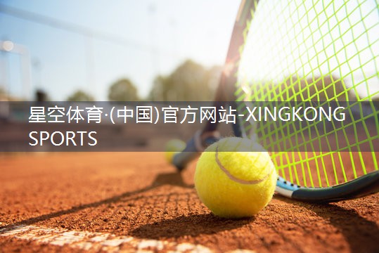 淡雅清风！夕阳西下，霜凝草坪绿化带满园金黄色调